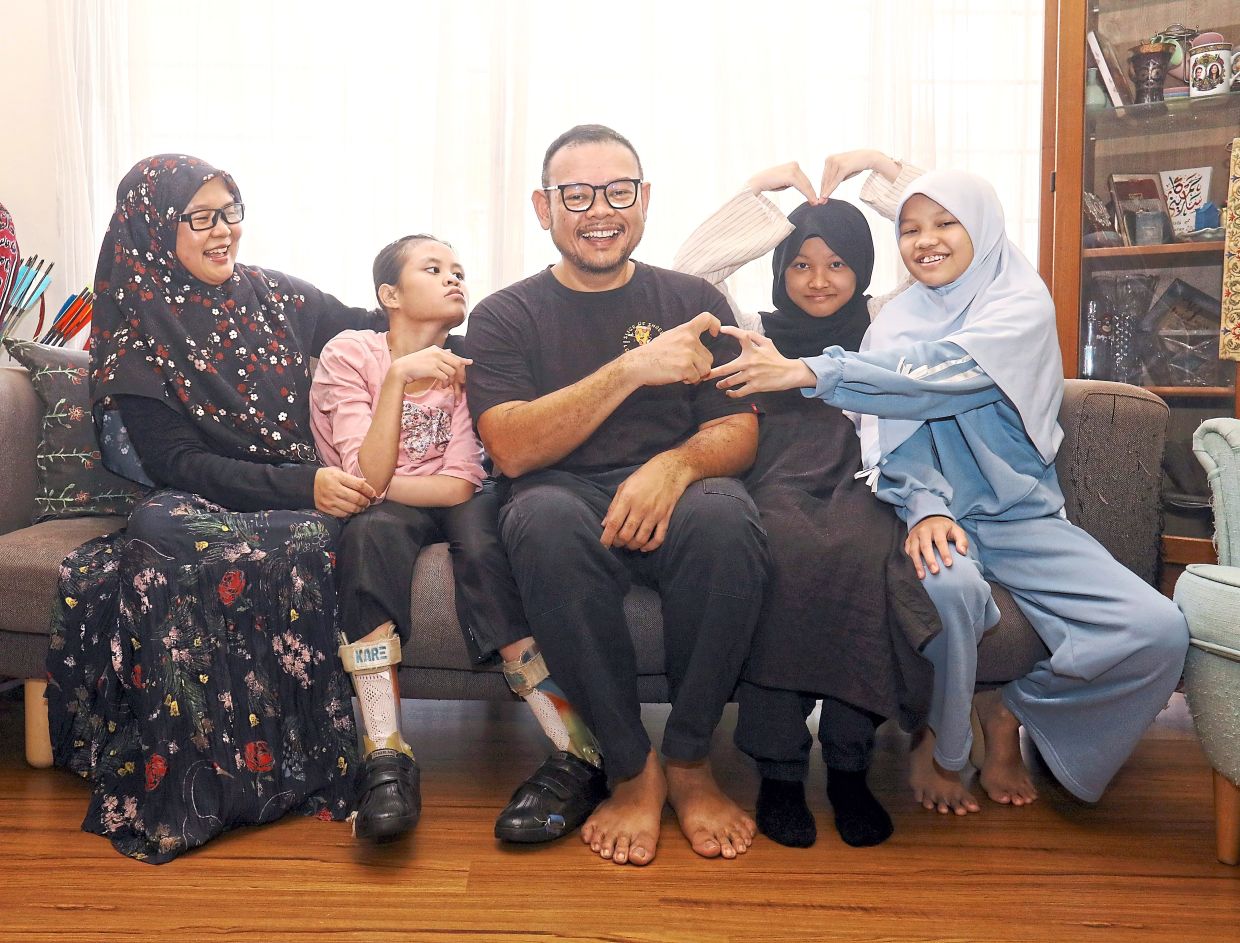 Hamkanudin (centre) says it can be challenging being the only male in the family. With him are (from left) Sarini, Hana, Hany and Hayfaa. — Photos: AZLINA ABDULLAH and CHAN TAK KONG/The Star