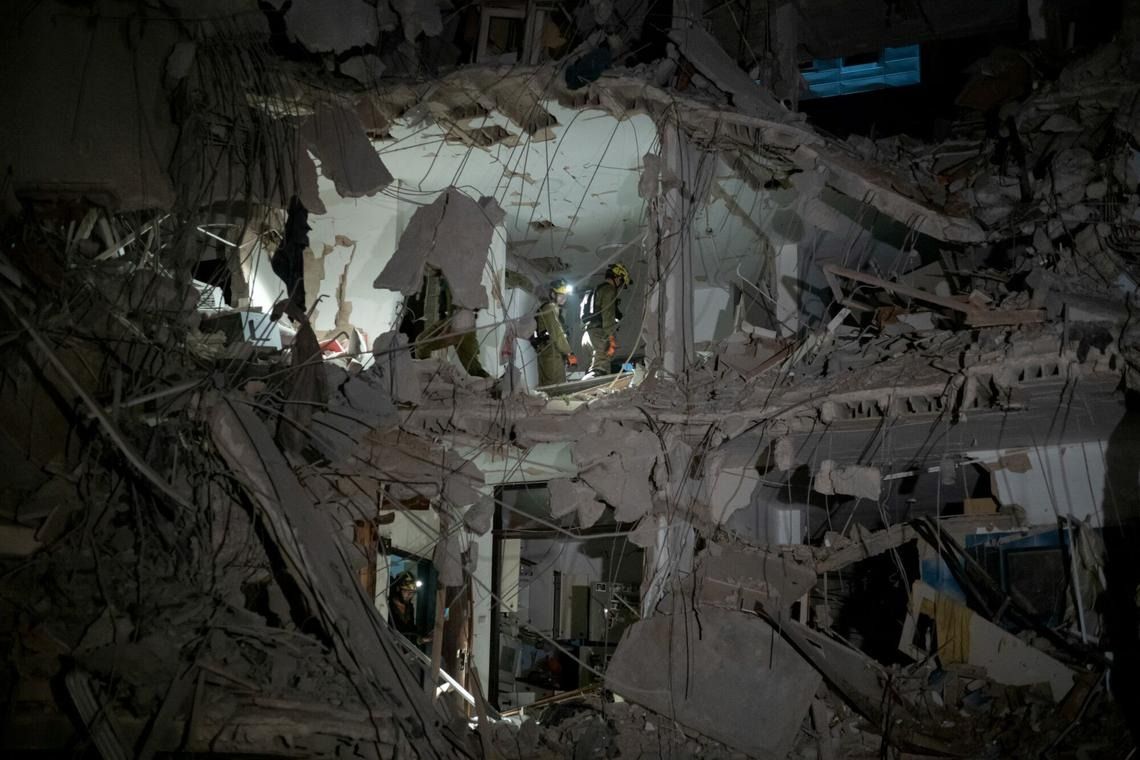 Israeli rescue forces in a building damaged by an Iranian ballistic missile attack in Ramat Gan, Israel, on June 13. - Photo: Bloomberg