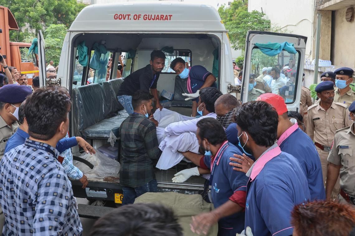 Relatives and hospital staff carry the body of a victim who died in an airplane crash in Ahmedabad, Gujarat, western India. - Photo: EPA-EFE
