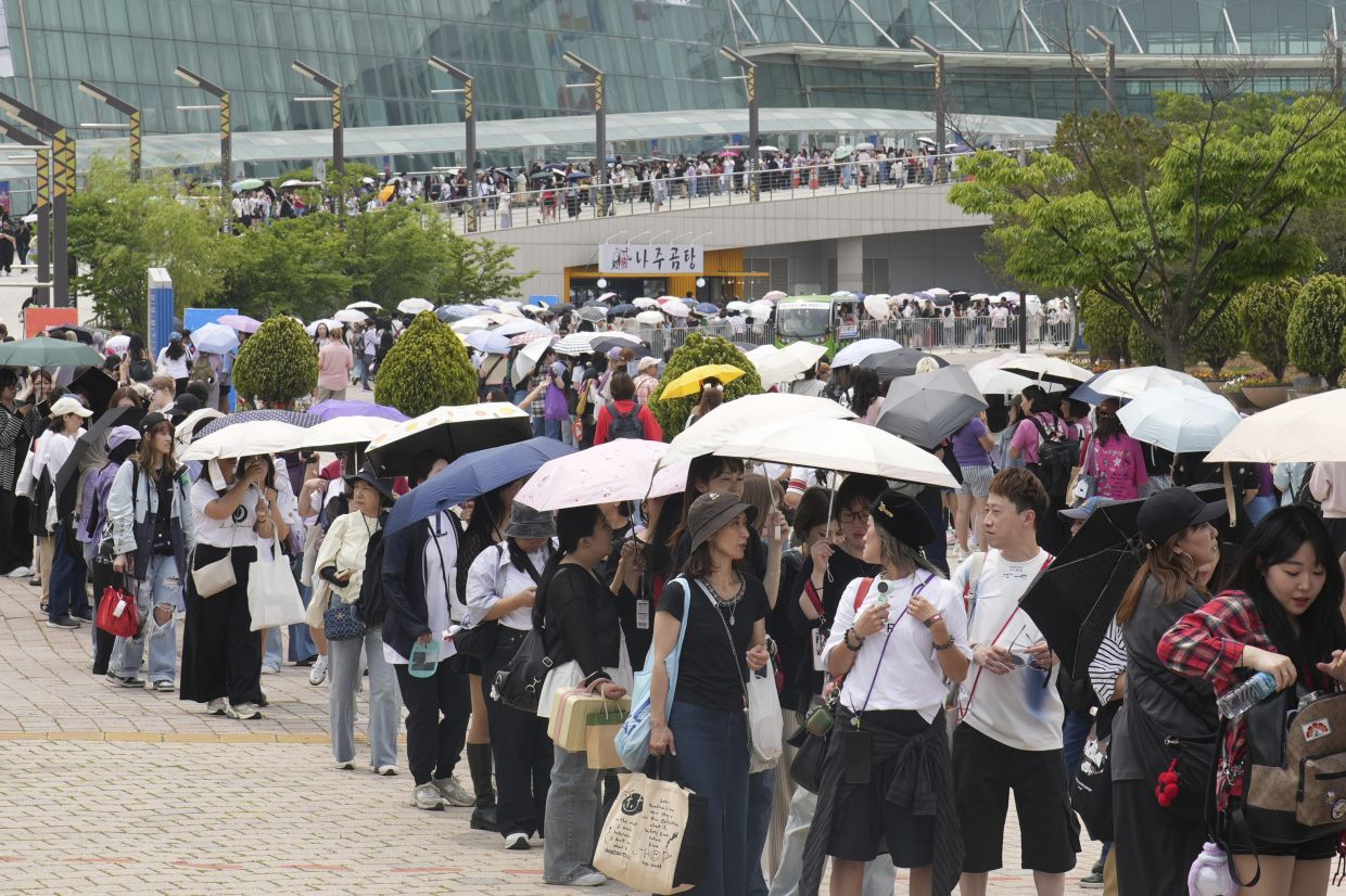 Fans of K-pop band BTS queue up to enter the annual 2025 BTS Festa celebrating the BTS' debut anniversary in Goyang, South Korea, Friday, June 13, 2025. - Photo: AP