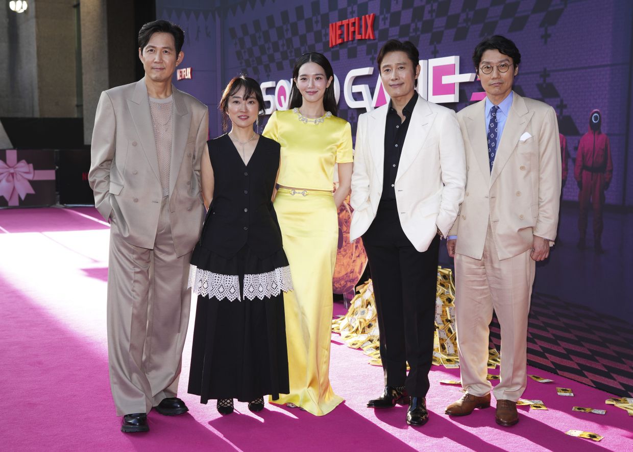 (From left) Lee Jung-Jae, Kim Ji-Yeon, Lee Byung-hun, Park Gyu-young and director Hwang Dong-hyuk pose for photographers upon arrival at the premiere of the television series 'Squid Game 3' on June 12, 2025, in London. Photo: AP