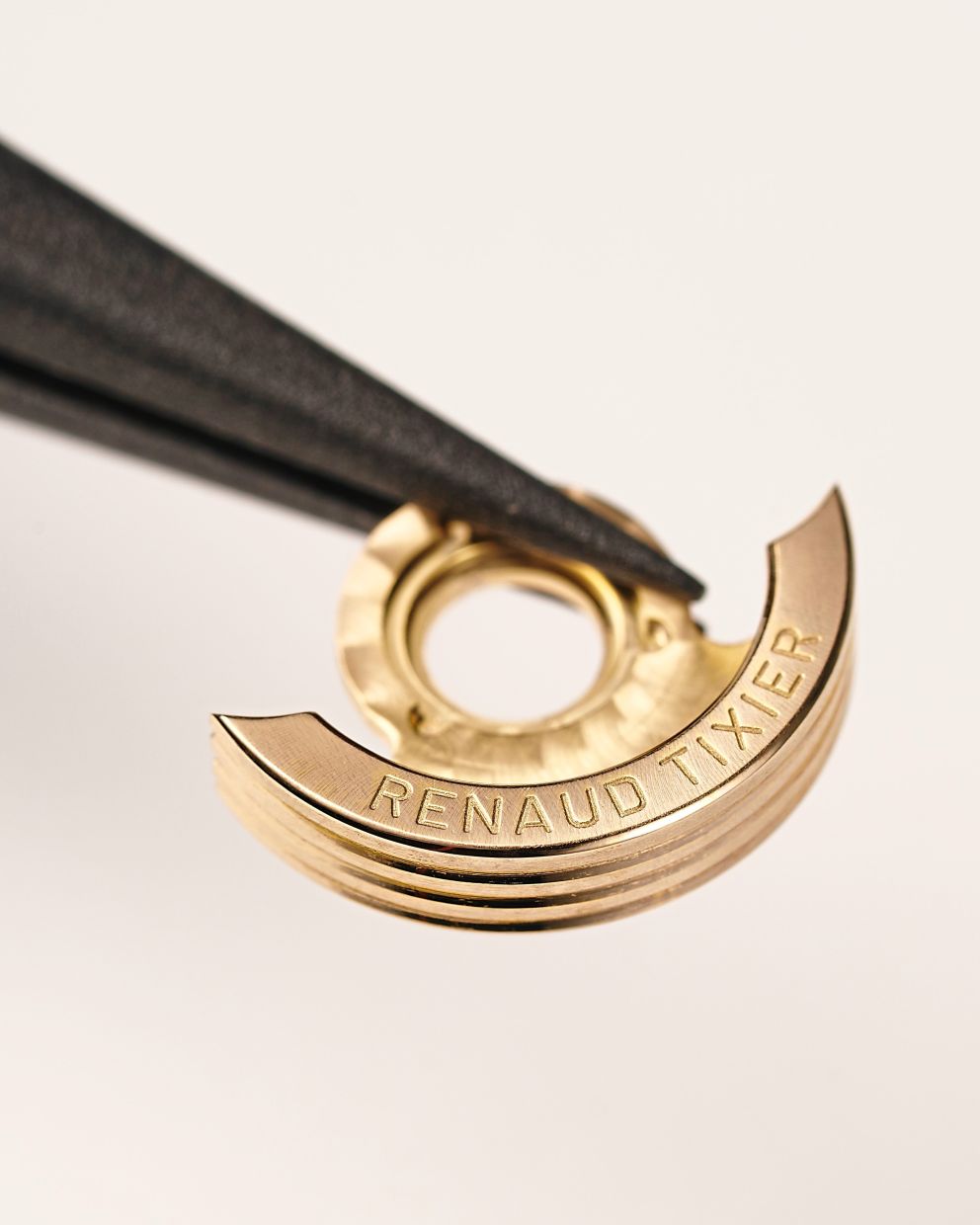 The micro-rotor is gold-plated platinum.