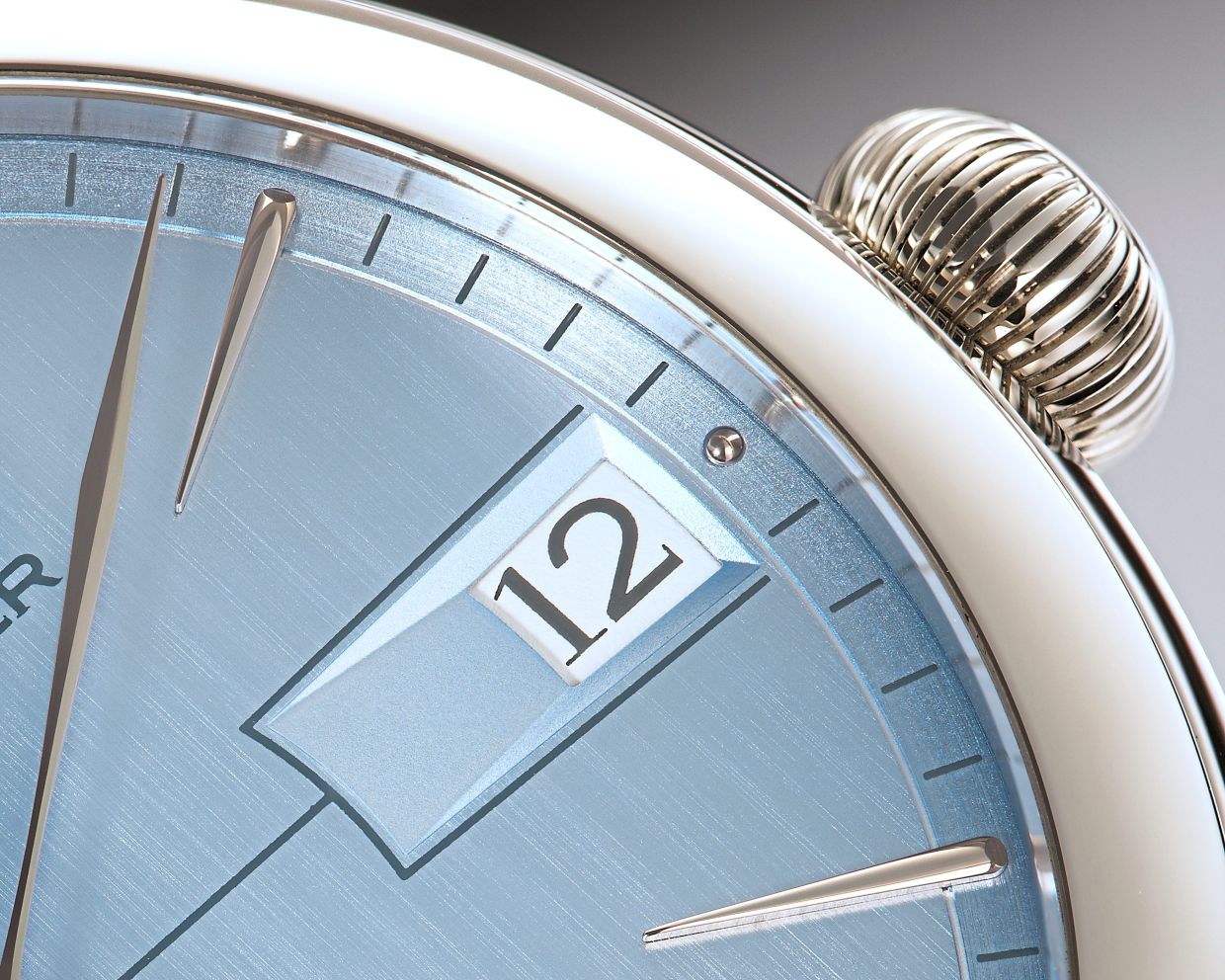 The cutting-edge self-winding micro-rotor movement ensures reliability and a practical date function.