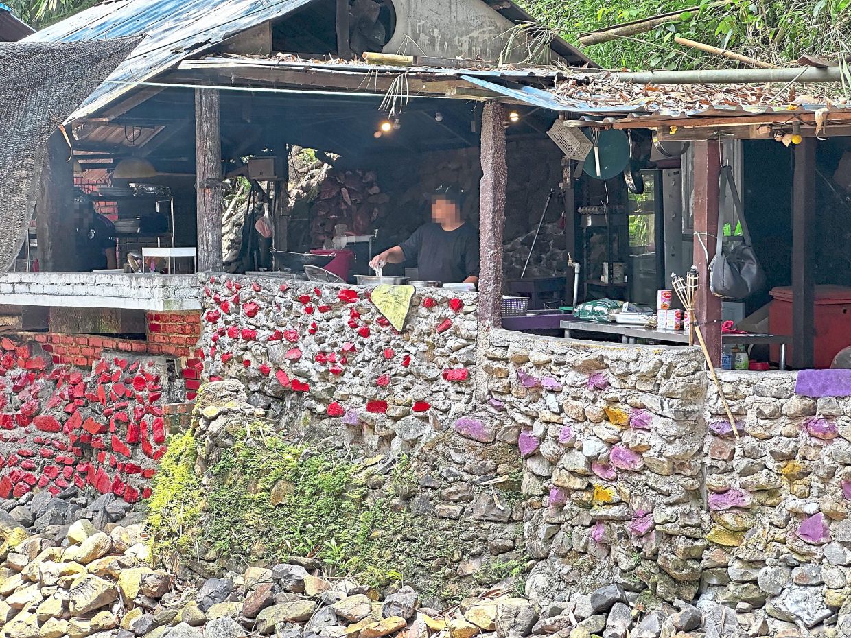 A restaurant kitchen sits precariously along the banks of Sungai Kemensah, raising eyebrows for its proximity to the water and potential impact on the river’s cleanliness.