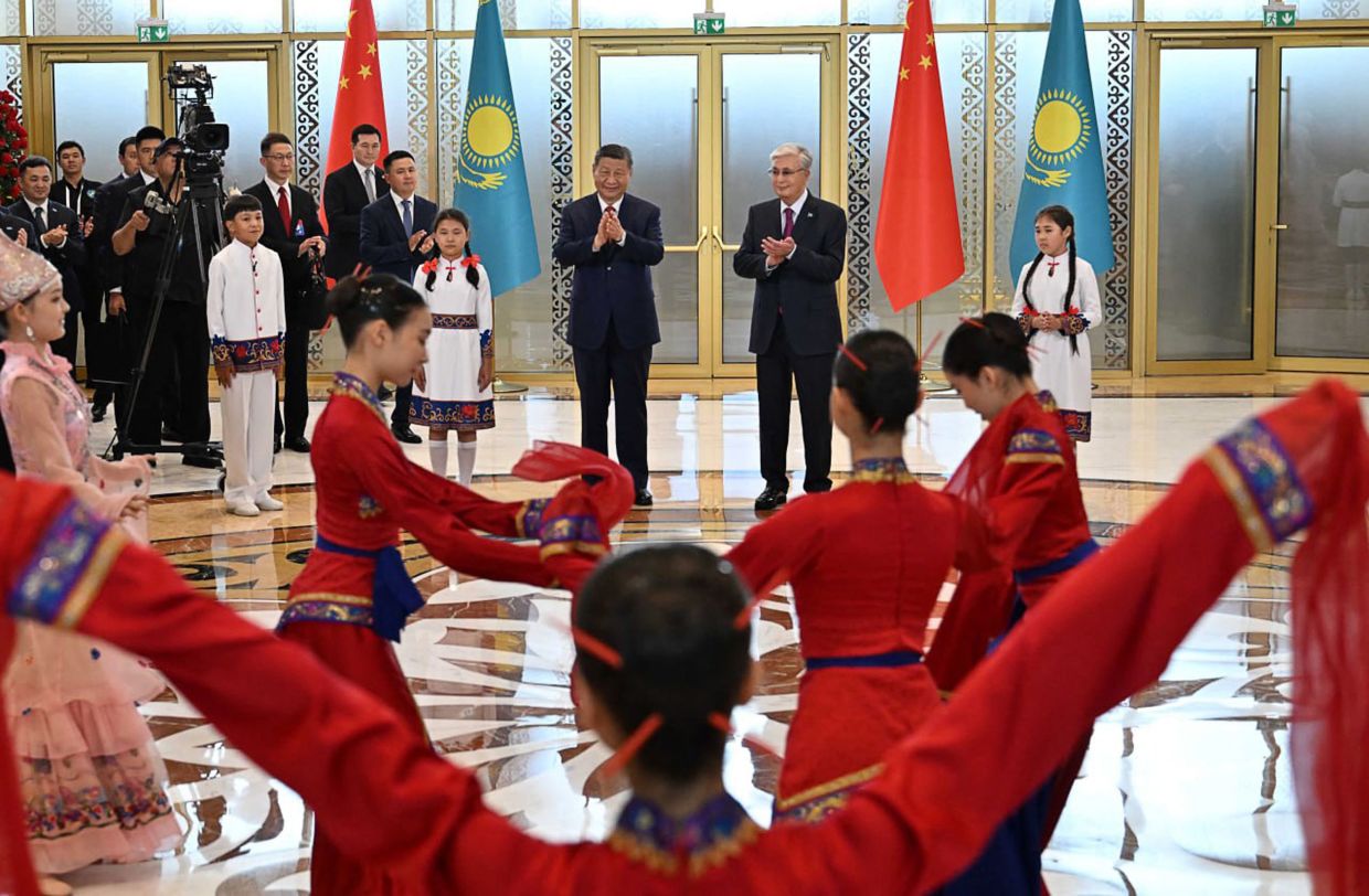 Kazakhstan President Kassym-Jomart Tokayev (C-R) welcomes China's President Xi Jinping (C-L) upon his arrival at the airport in Astana to attend the second China-Central Asia Summit. - AFP Photo