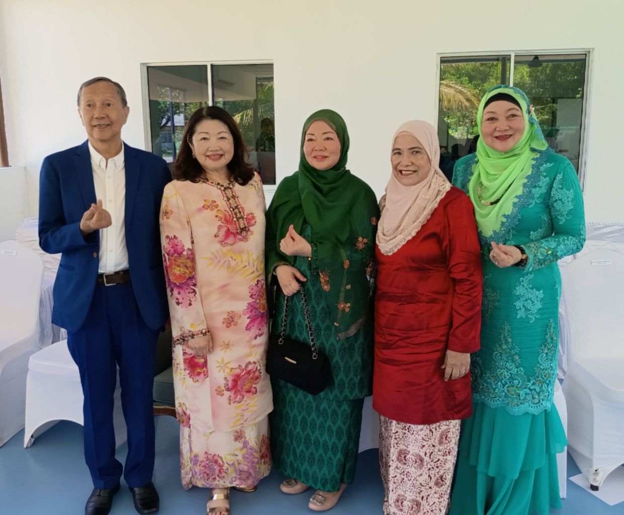 Her Royal Highness YAM Paduka Puteri Tunku Mariamz Al-Marhum Sultan Iskandar posed in a group photo with Seri Mengasih’s Board of Trustees chairman, Datuk Suzannah Liaw (second left), Committee of Management chairman Tulip Noorazyze (second right), and others.