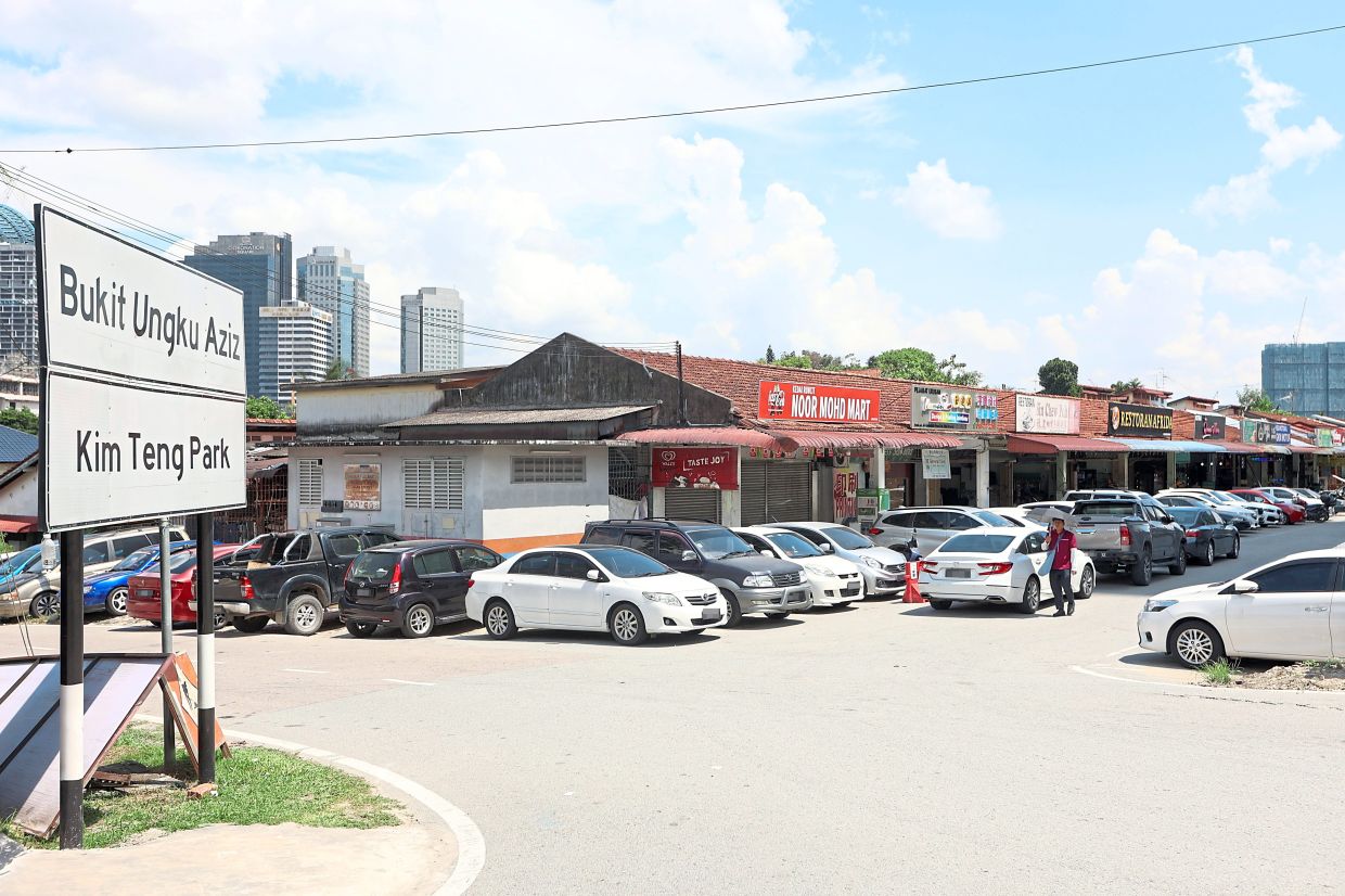 Patrons of businesses at Kim Teng Park say it is difficult to find parking, while some motorists are also leaving their cars on road shoulders.