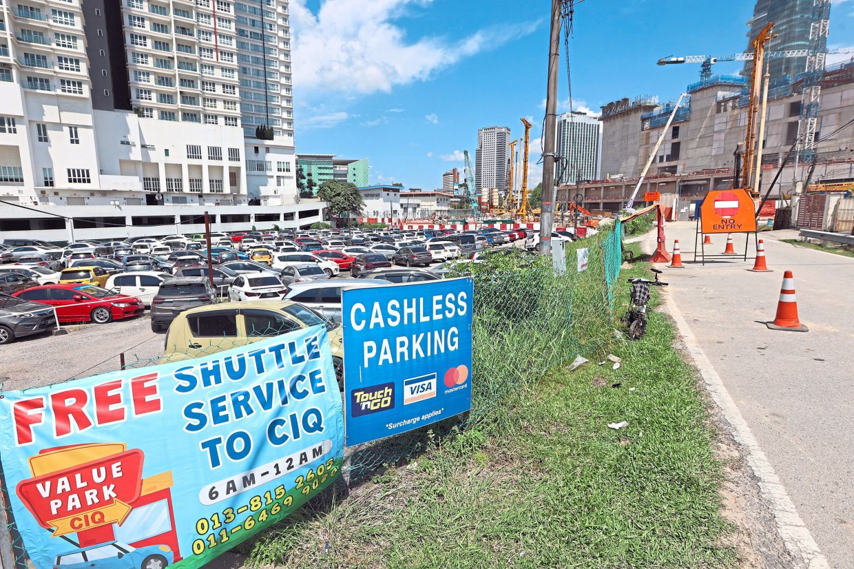 Despite the presence of paid parking areas such as the one near Kim Teng Park with free shuttle service to BSA CIQ, some motorists still choose to take up non-designated spaces.