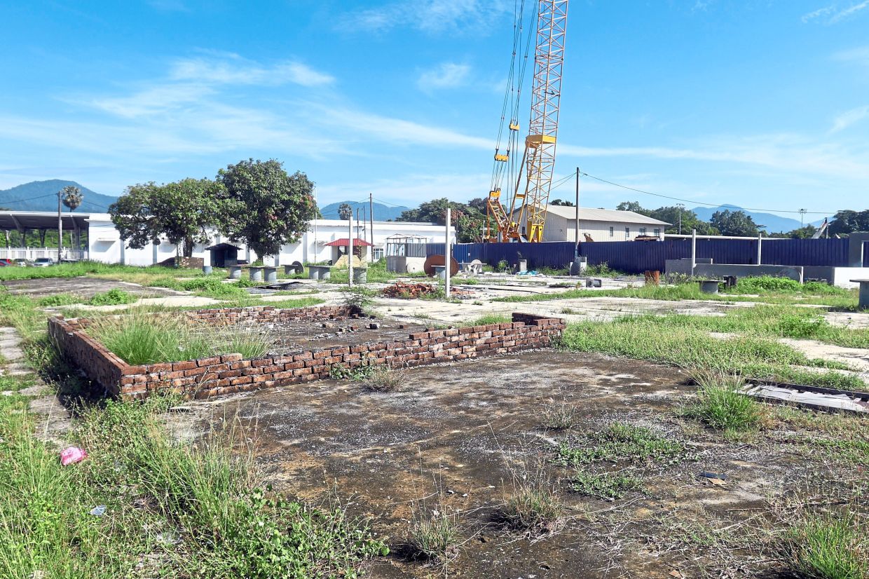 Commuters suggest this piece of land once occupied by a food court beside Ipoh Railway Station, be turned into a carpark.