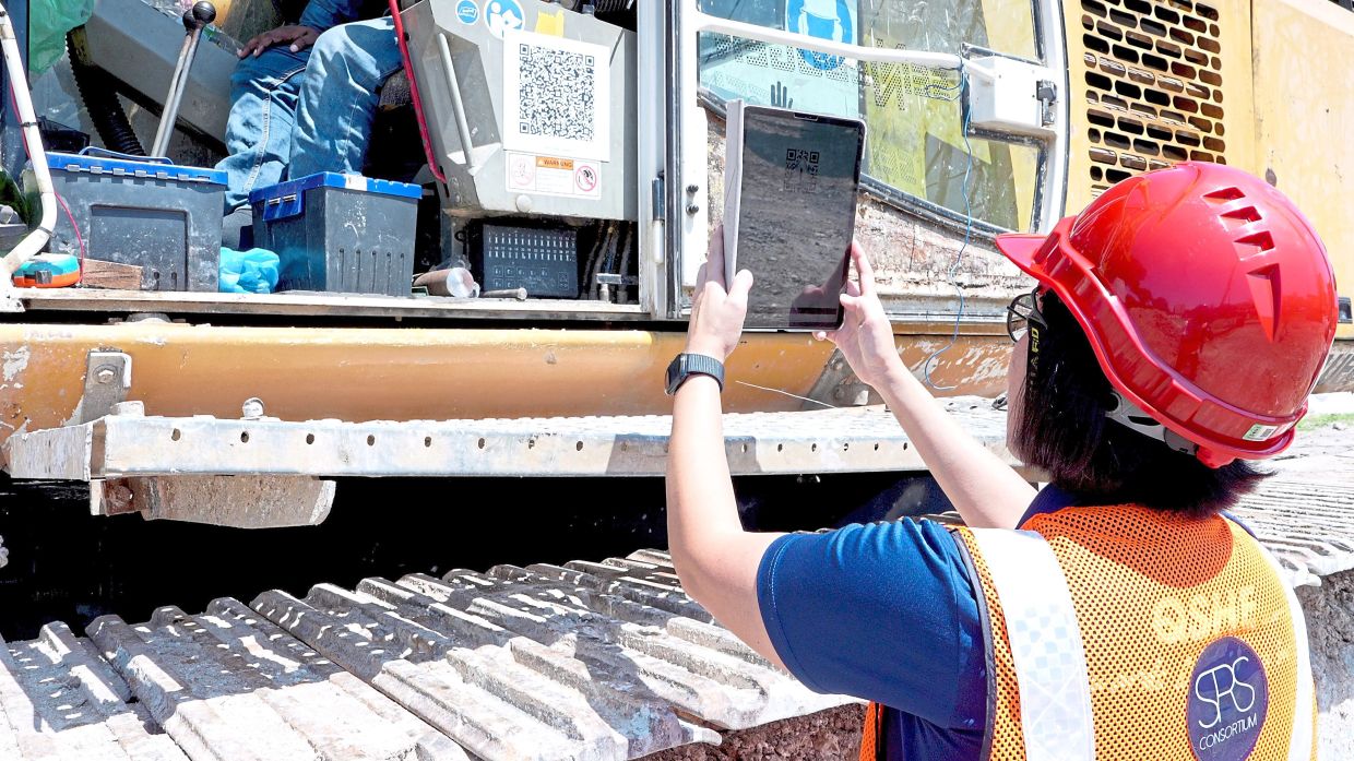 Safety and health officers can regularly check machinery and temporary structures and get their safety status on the spot, minimising safety risks especially for high-risk activities.