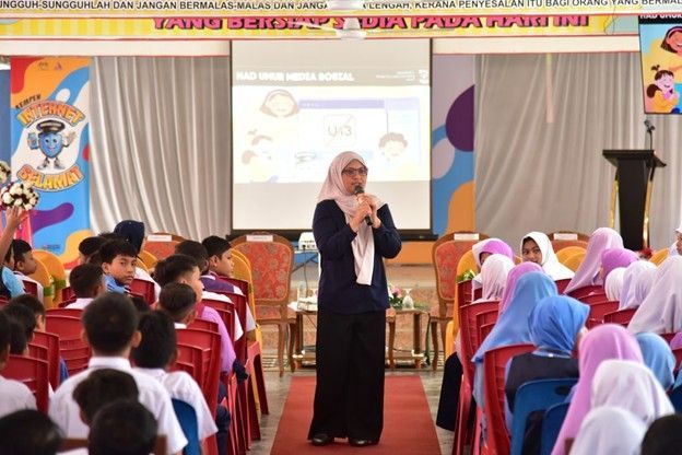 KIS will be carried out in primary and secondary schools, universities and colleges, teacher training institutes, and local community spaces like Digital Economy Centres.