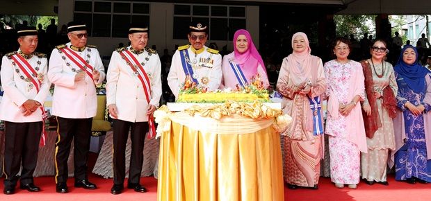 (from left) State dignitaries accompanying Tun Musa Aman (fourth left) and wife Toh Puan Faridah Tussin (fifth right) at the cake cutting ceremony.