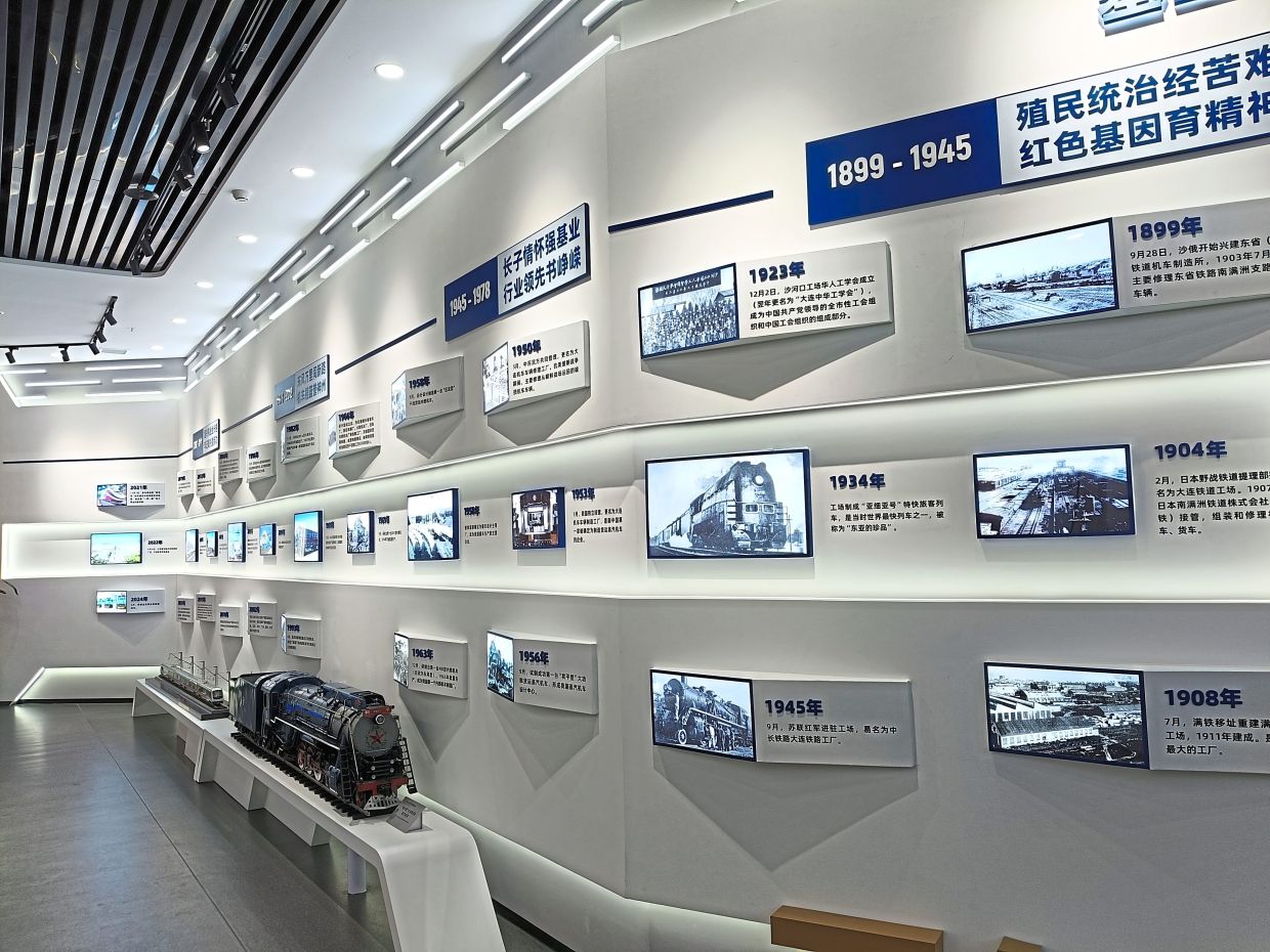 In 1899, Tsarist Russia initiated the construction of the East Province Railway Locomotive Workshop in Dalian, about 1,000km from Beijing. The workshop mainly repaired steam locomotives and rolling stock for the South Manchuria branch of the East Province Railway. This display tracking the history is at the CRRC Dalian’s visitor centre.