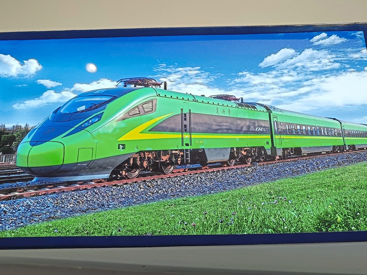 In 2019, the CR200J rolling stock for passengers was built to enable commuters to travel at speeds up to 160kph affordably. This trainset comprises a powered car paired with unpowered passenger cars and is the ‘slowest’ type of the Fuxing series. Jointly designed and produced by six companies under the CRRC Group, these units are nicknamed Green EMU or The Hulk by the media, while some rail fans jokingly call it ‘trash can’ due to its green appearance.