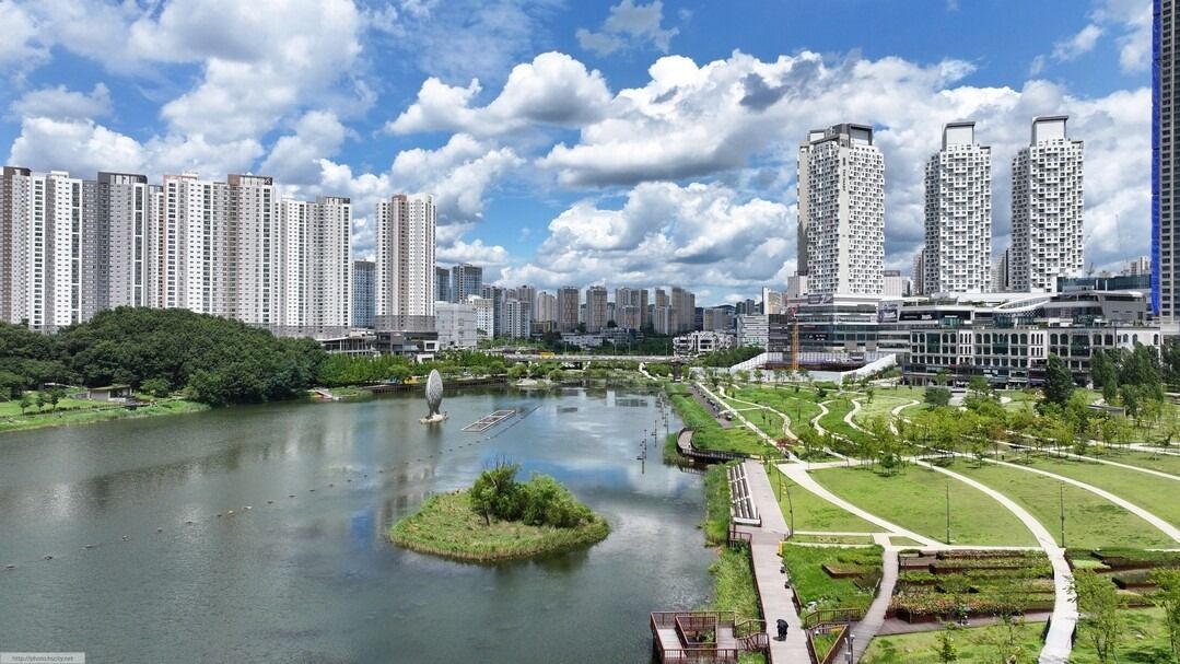 High-rise apartment buildings surround Dongtan Lake Park, an artificial lake in the planned new residential town of Dongtan, located in the city of Hwaseong, Gyeonggi Province. - Photo: Courtesy of Hwaseong City