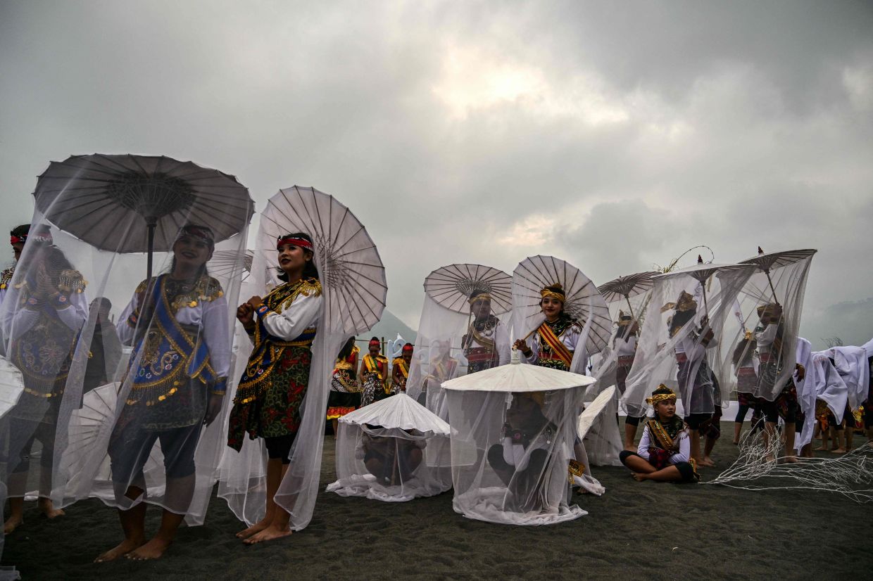 Dancers prepare to perform during the Eksotika Bromo cultural event near Mount Bromo in Probolinggo, in East Java. -- Photo by JUNI KRISWANTO / AFP