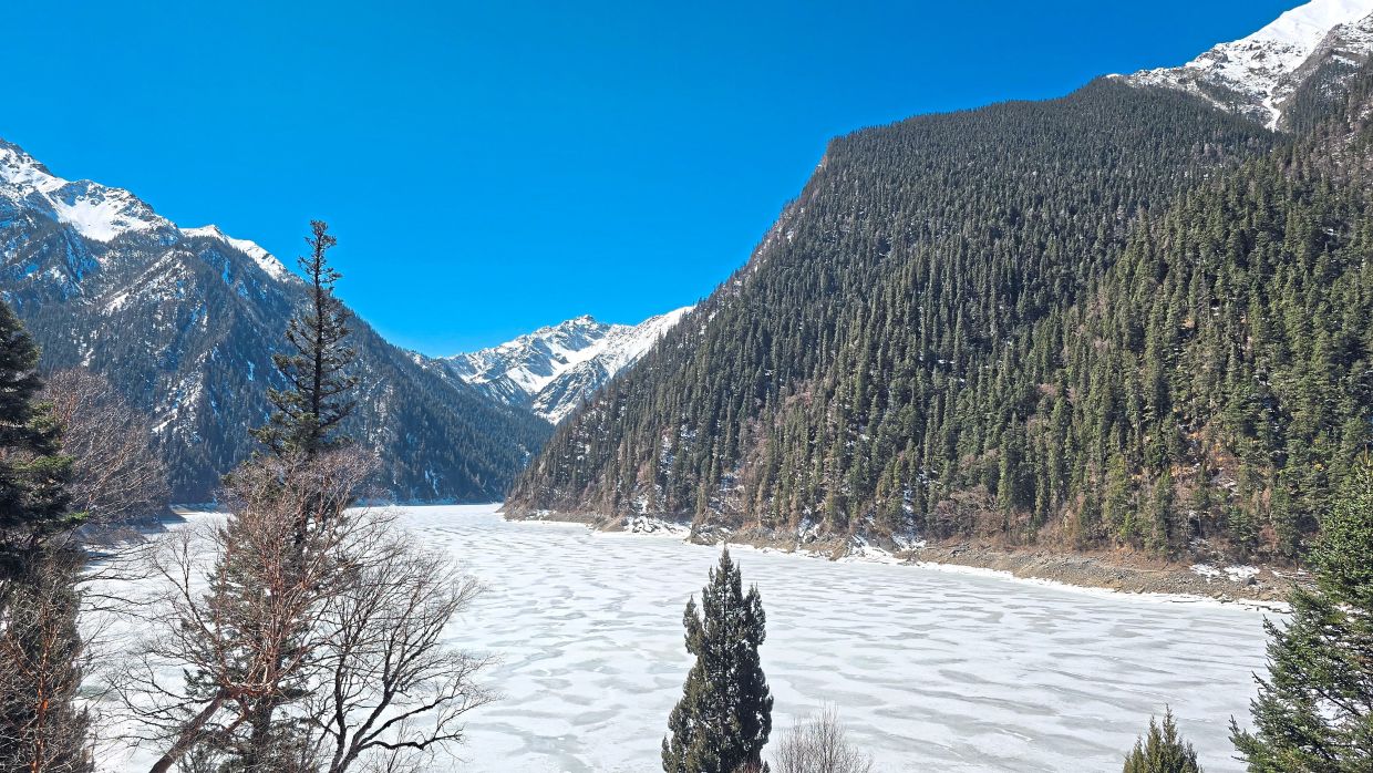 In early spring, Long Lake, the biggest and deepest lake at Jiuzhai Valley National Park, was still frozen.