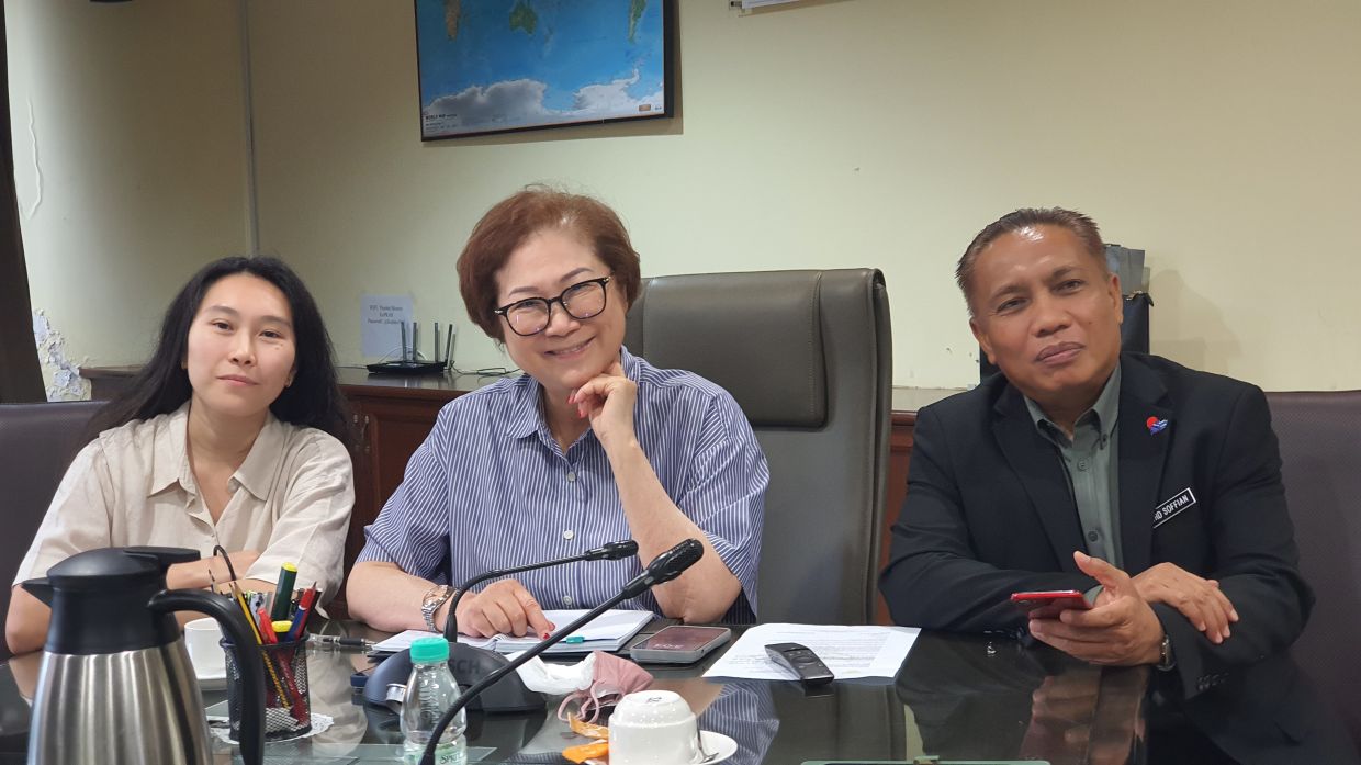 Liew (centre), flanked by Mohd Soffian (right) and Chong, during the courtesy call.