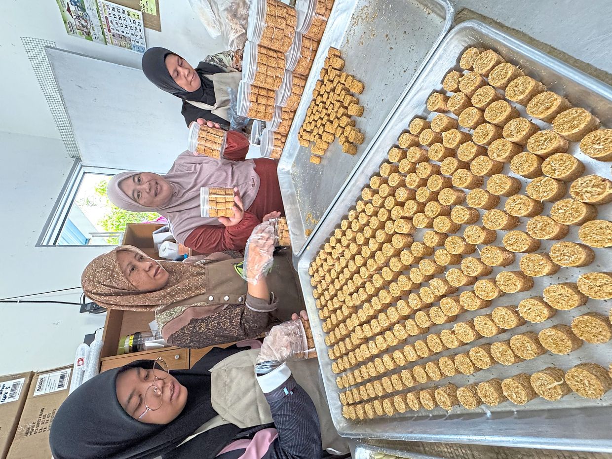 Norleha (second from right) at her coconut biscuit workshop at Jalan Parit 3 Timur.