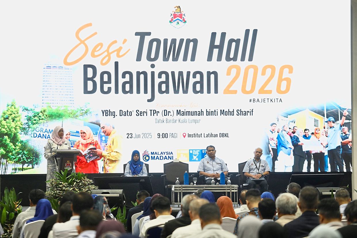 Maimunah (at the rostrum) fielding questions during the town hall session on DBKL’s Budget 2026. — Photos: LOW LAY PHON/The Star 