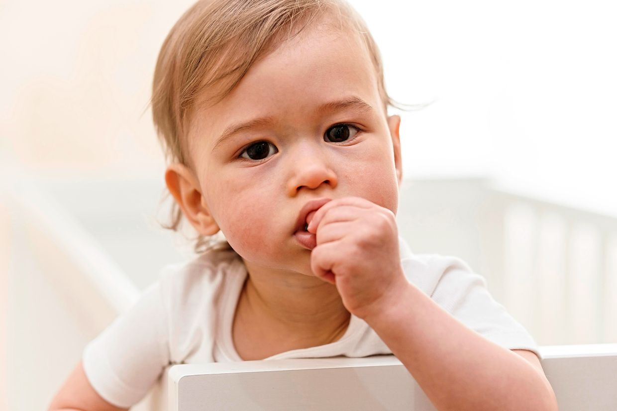 A pacifier and/or thumb or finger sucking can help lull babies to sleep in the first months and years of their life. Photo: Freepik