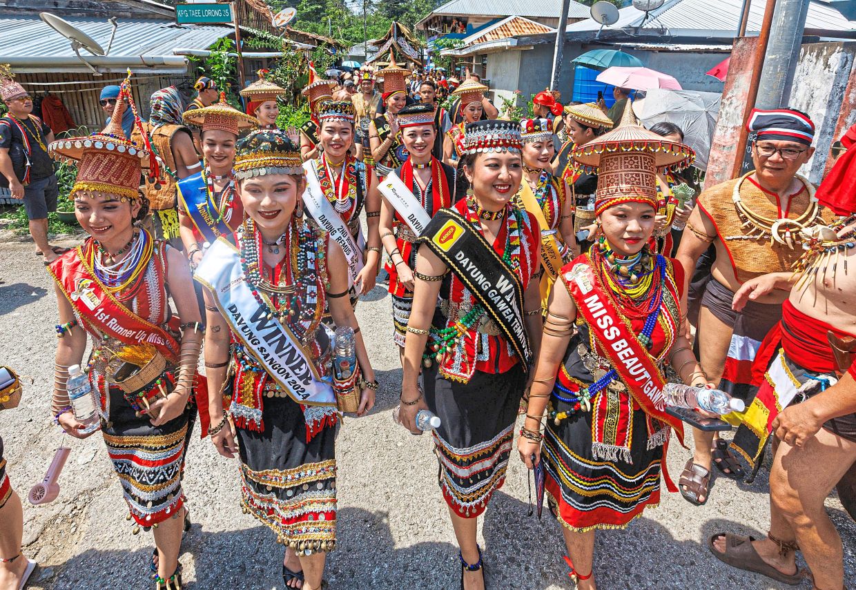Dressed in traditional finery, the participants made their way through the village, accompanied by the rhythmic beats of gongs and drums.