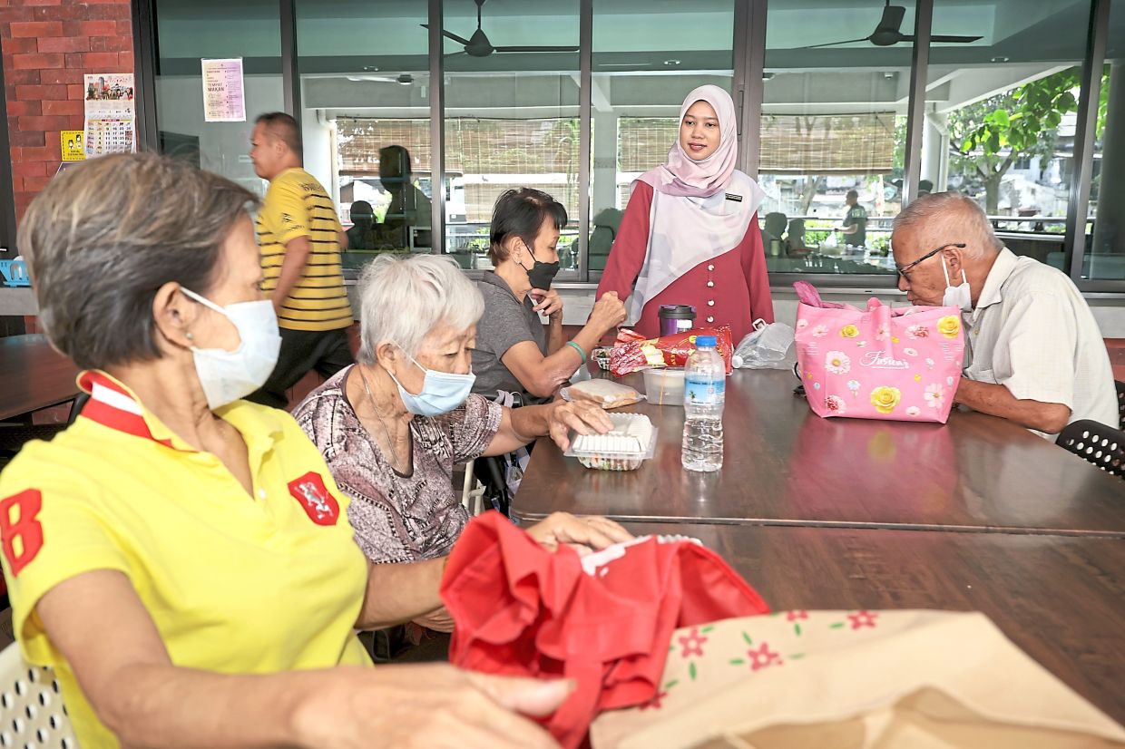 Nazatulwanis meeting the residents of the transit centre at meal time.