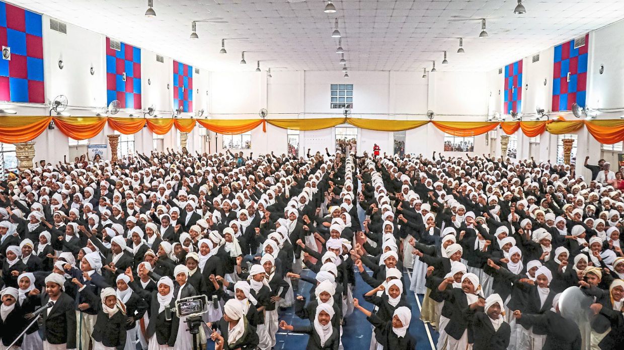 Masspoemrecital participants dressed as Bharathiyar during the tribute.