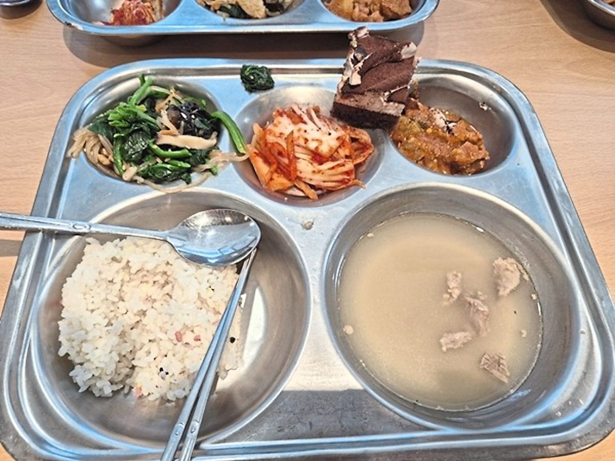 A photo showing seaweed soup without seaweed served in a student’s lunch tray at a middle school in Daejeon.