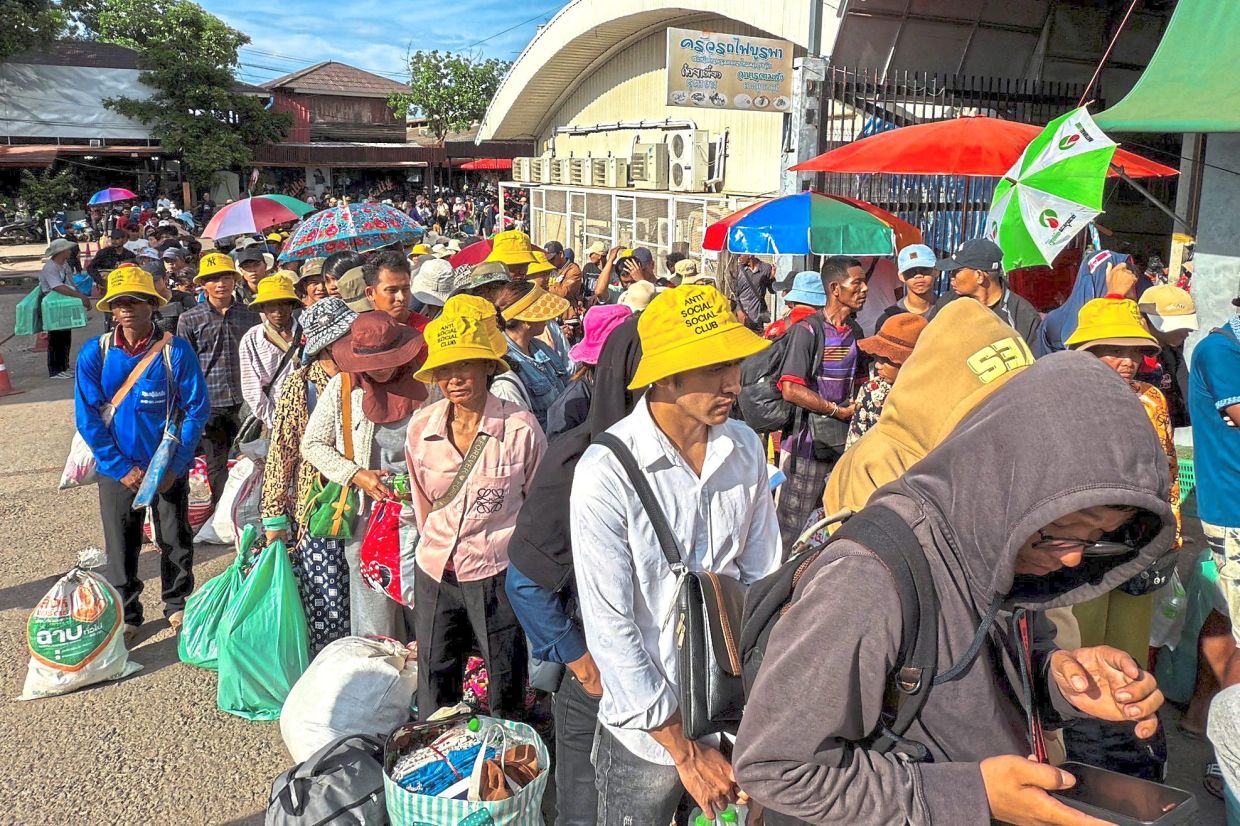 Plans disrupted: Cambodian people queueing to cross the closed Ban Khlong Luek checkpoint in Sa Kaeo province, Thailand. — Reuters