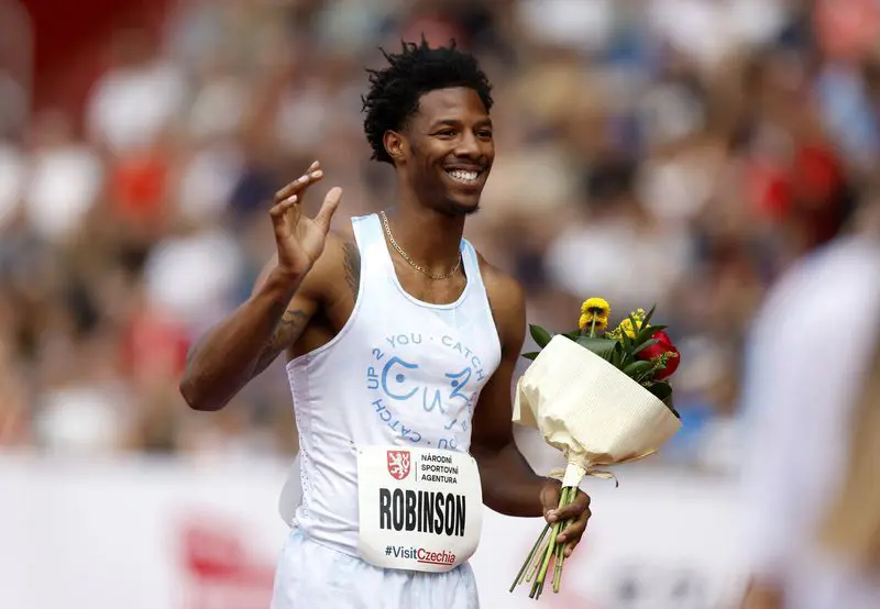 Athletics: Athletics-Robinson overcomes embarrassing wardrobe