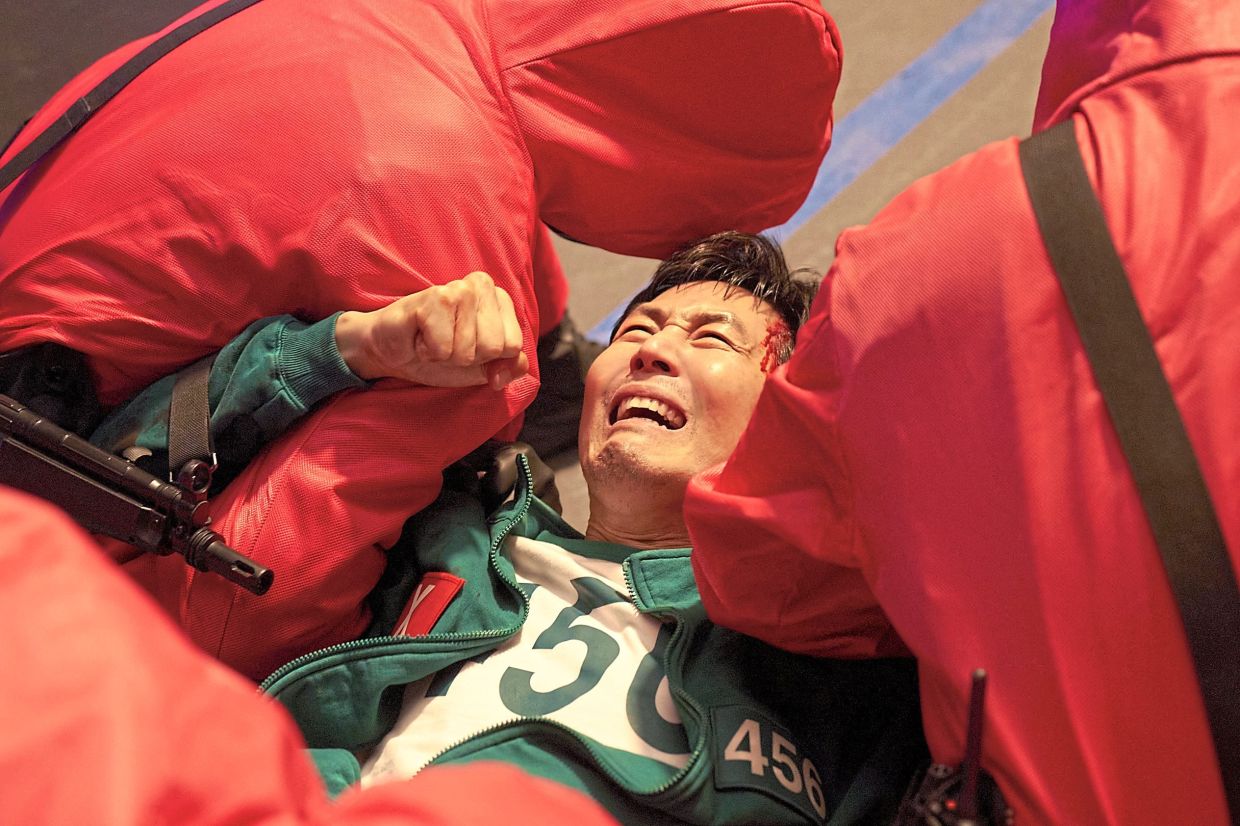 Gi-hun is overwhelmed by despair at the start of S3.