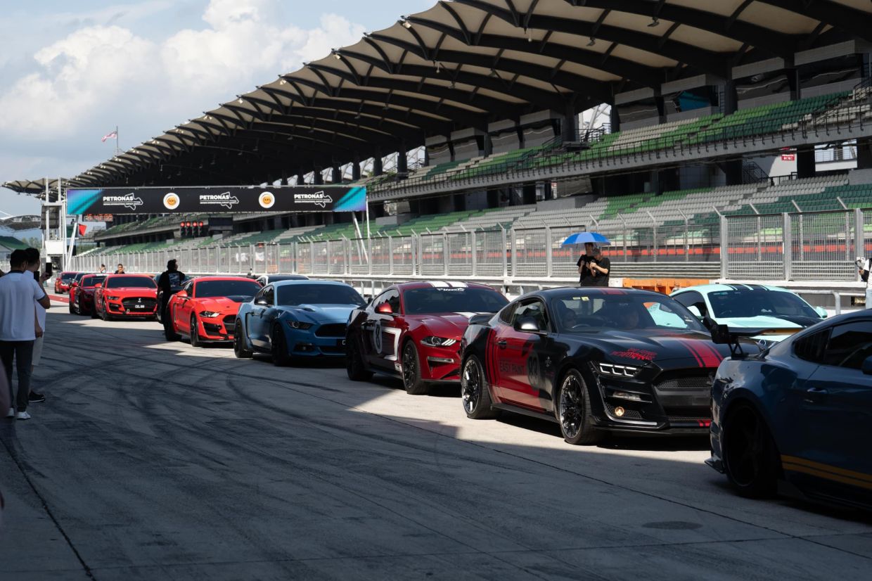 Over 1,000 cars came together in a historic gathering at Sepang International Circuit, setting a new Malaysia Book of Records title for the Largest Sports and Classic Car Assembly at Sepang.
