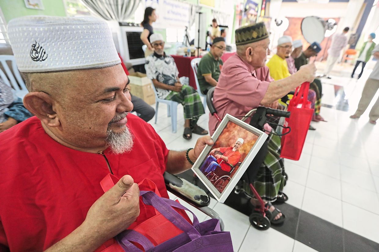 Hzahari looking very pleased with his framed portrait.