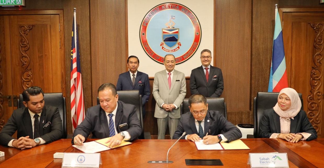 Chief Minister Datuk Seri Hajiji Noor witnessing the MoU signing ceremony between UPPM Sabah and SE at theMenara Kinabalu on Thursday (June 23).