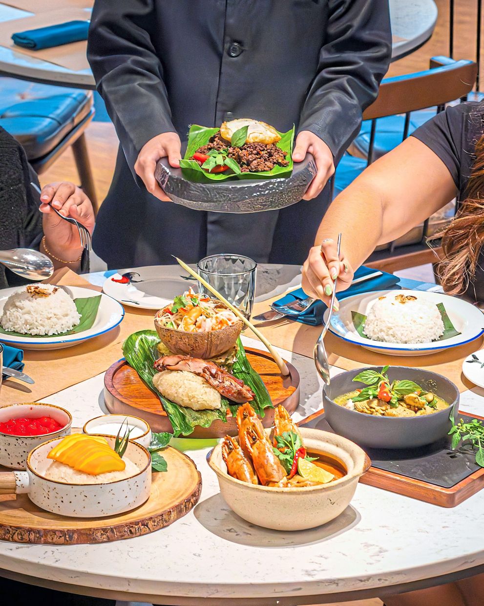 The Mesh buffet offers a spread of typically Thai dishes of bold flavours that transport guests straight to the streets of Bangkok.