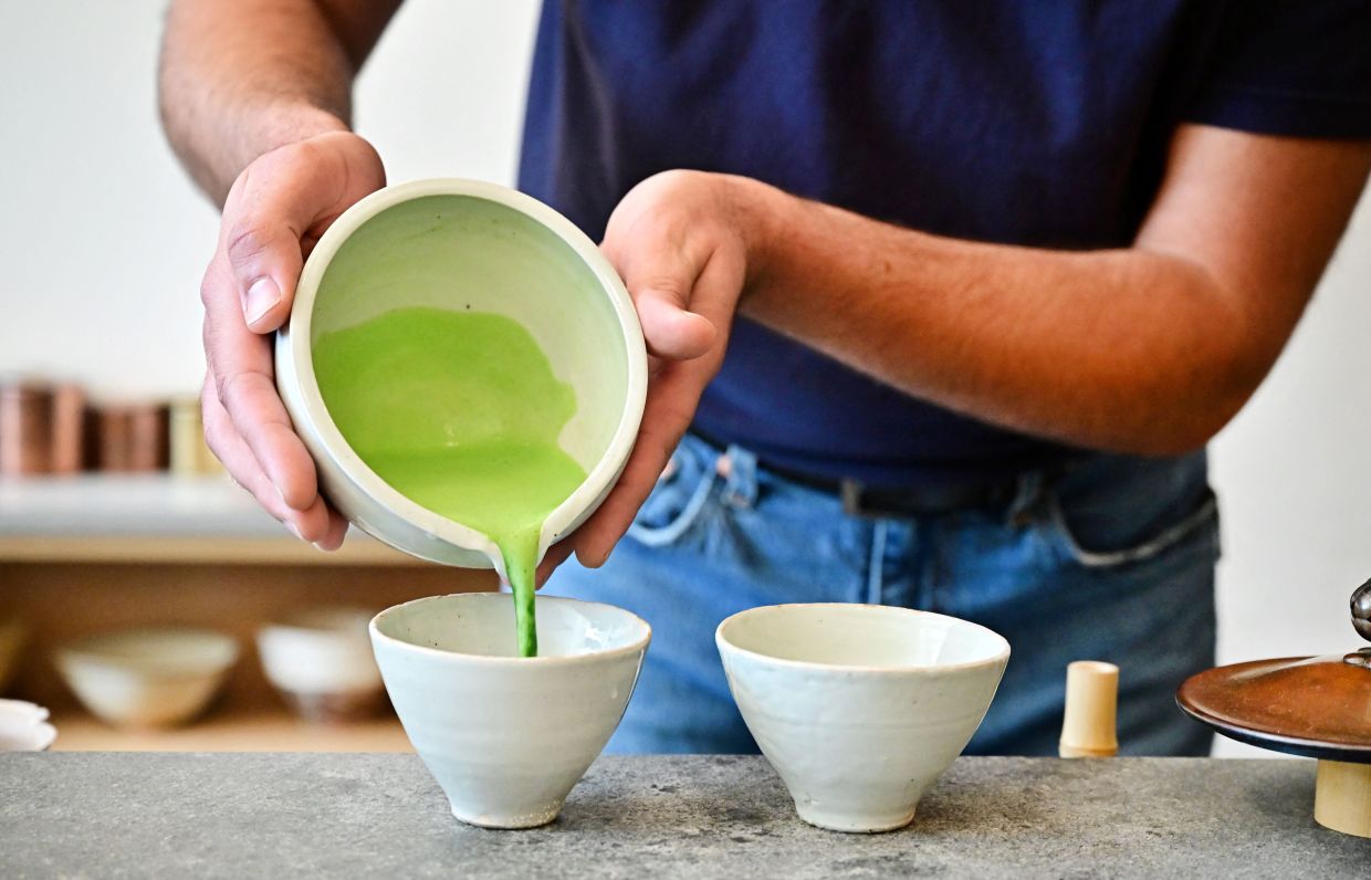 A employee at Kettl Tea in the Los Feliz neighborhood of Los Angeles, California prepares a matcha beverage. — Photo: Frederic J. BROWN / AFP