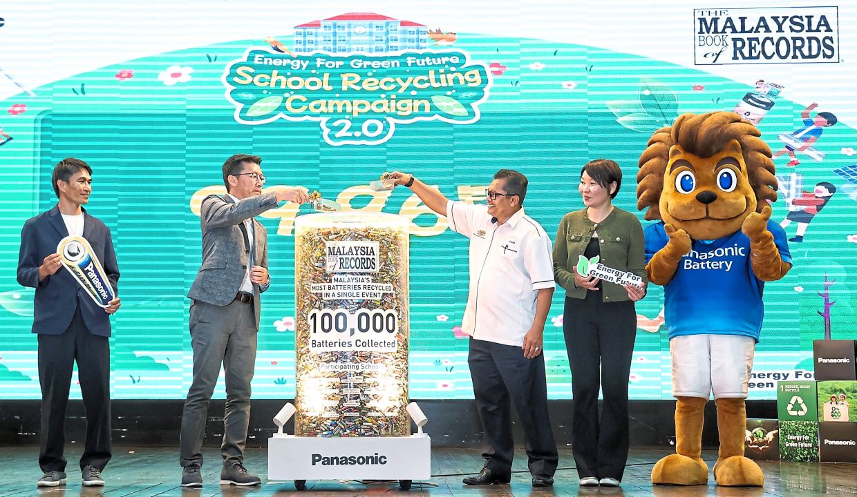 (From second left) Nishida and Yusaini contributing used batteries for recycling, with Leo (right) giving two thumbs up at the event in Petaling Jaya. — Photos: MUHAMAD SHAHRIL ROSLI/The Star Green heroes and responsible citizens of tomorrow.