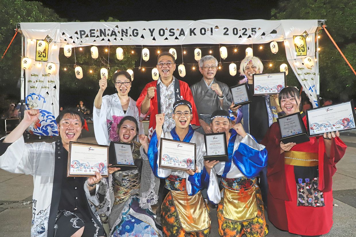 (Back row from left) Pink Hibiscus Club president Emi Yamazaki, Wong and Machida posing with representatives of teams who received Penang International Yosakoi Awards.