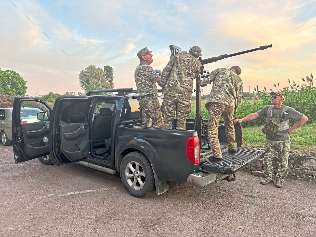 Members of a Ukrainian volunteer air-defence unit checking out a newly-received Browning machine gun near Pereiaslav. — Constant Meheut/The New York Times