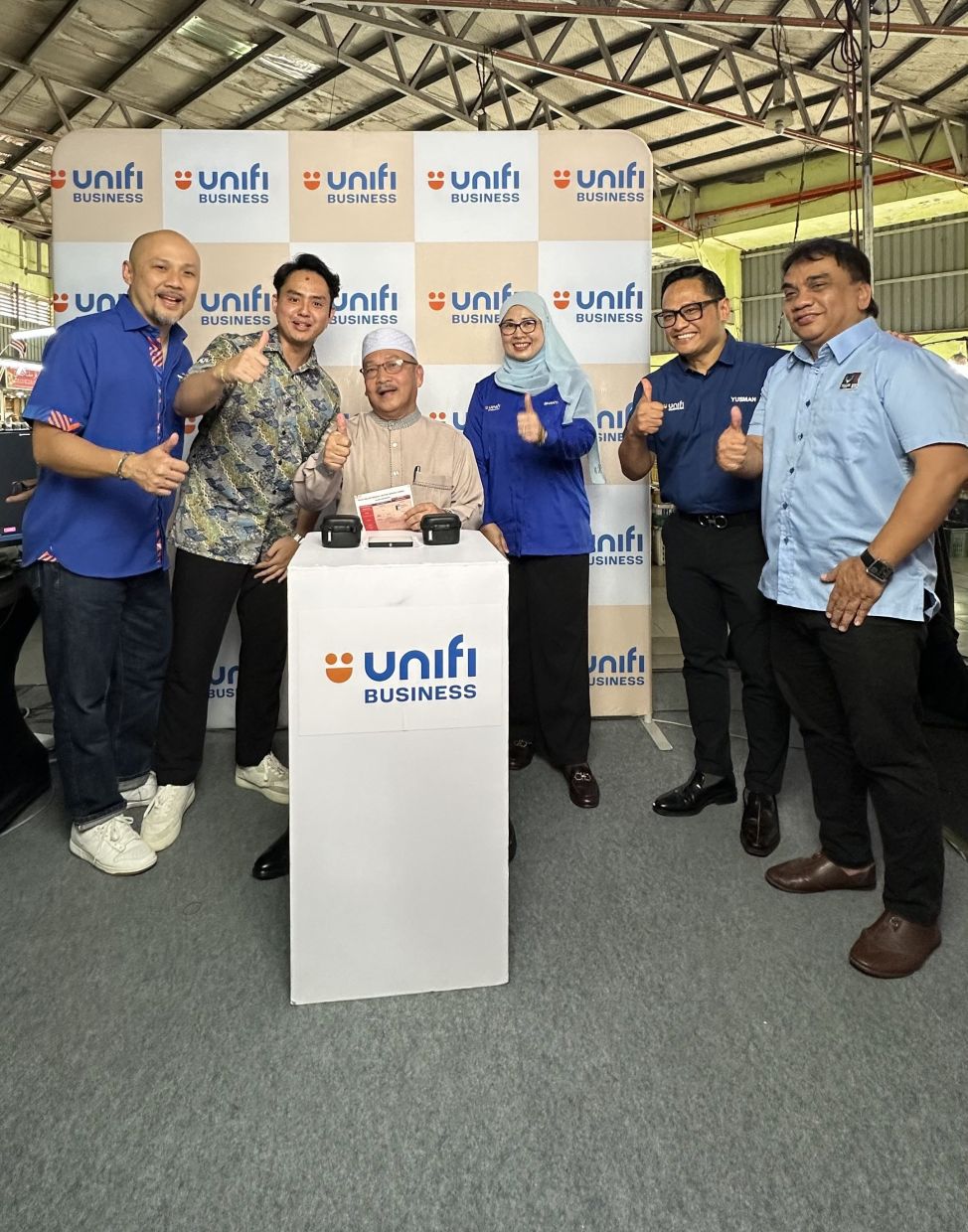 A VIP experiencing the Unifi Business TikTok Live sessions, getting an insider’s view of the campaign at Pasar Besar Siti Khadijah in Kota Baru.