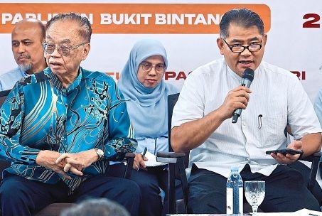 Ismadi (right) moderating the second Dialog Bandar Raya at Perpustakaan Kuala Lumpur. Also present were Fong (left) and DBKL heads of department.