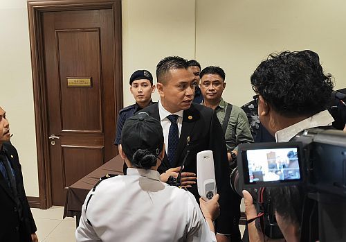 Tanjung Batu asembmyman Datuk Andi Muhammad Suryady Bandy speaking to his lawyers.