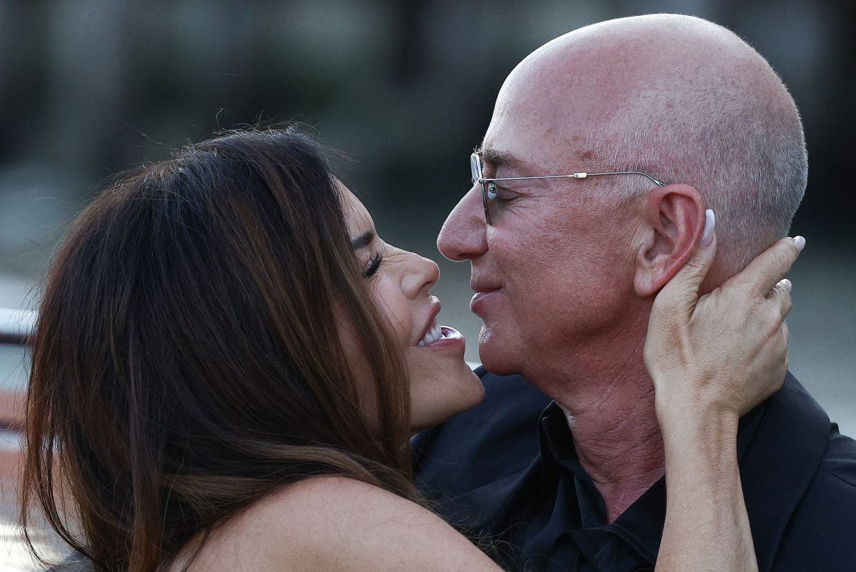 Amazon founder Jeff Bezos and his wife Lauren Sanchez Bezos embrace, as they leave on a boat from Aman Venice hotel, on the third day of their wedding festivities, in Venice, Italy, June 28, 2025. Photo: Reuters