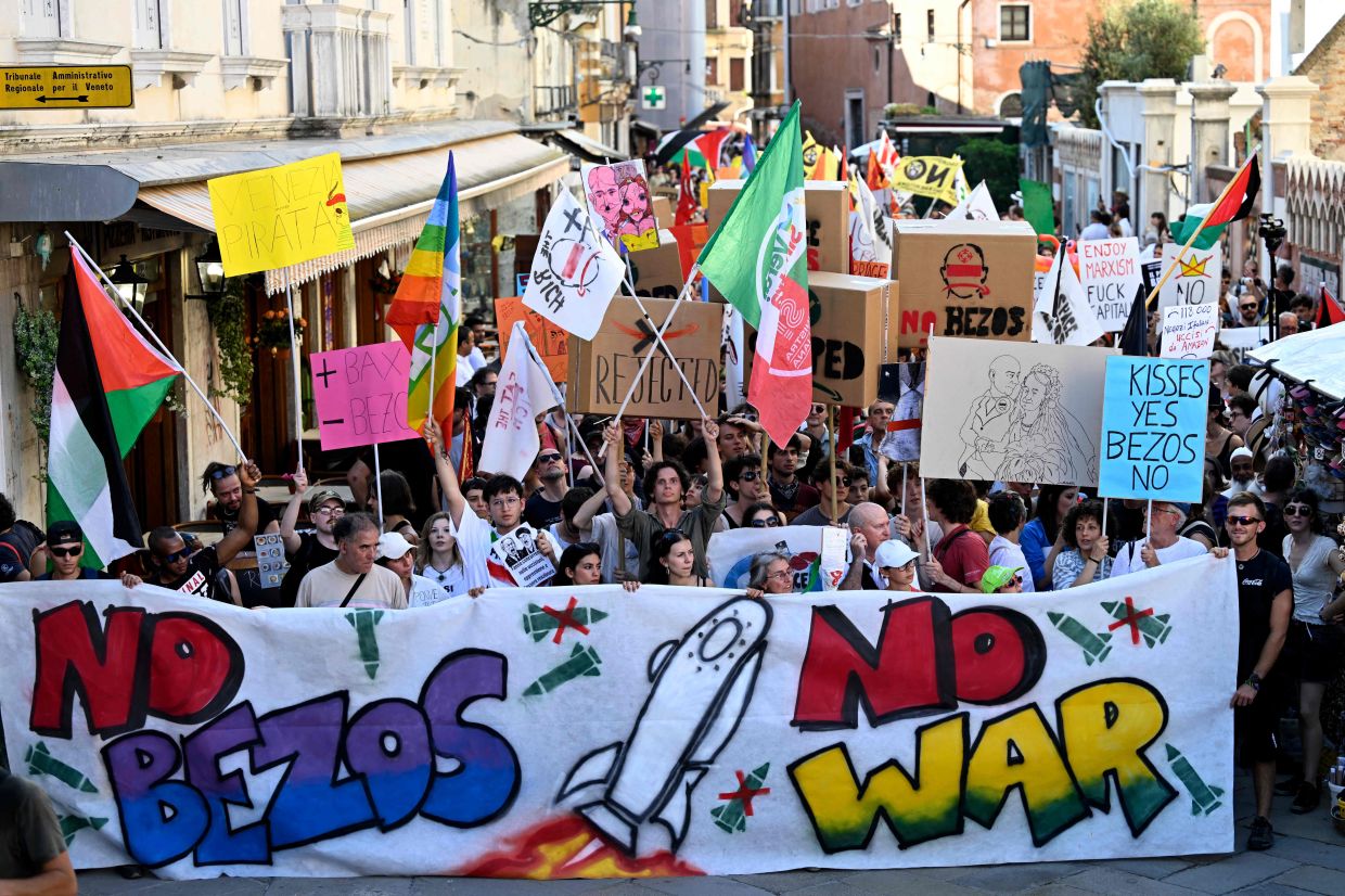People take part in a protest 'No Space for Bezos' a day after the wedding ceremony of Jeff Bezos and Lauren Sanchez in Venice, at Venice's train station on June 28, 2025. Photo: AFP