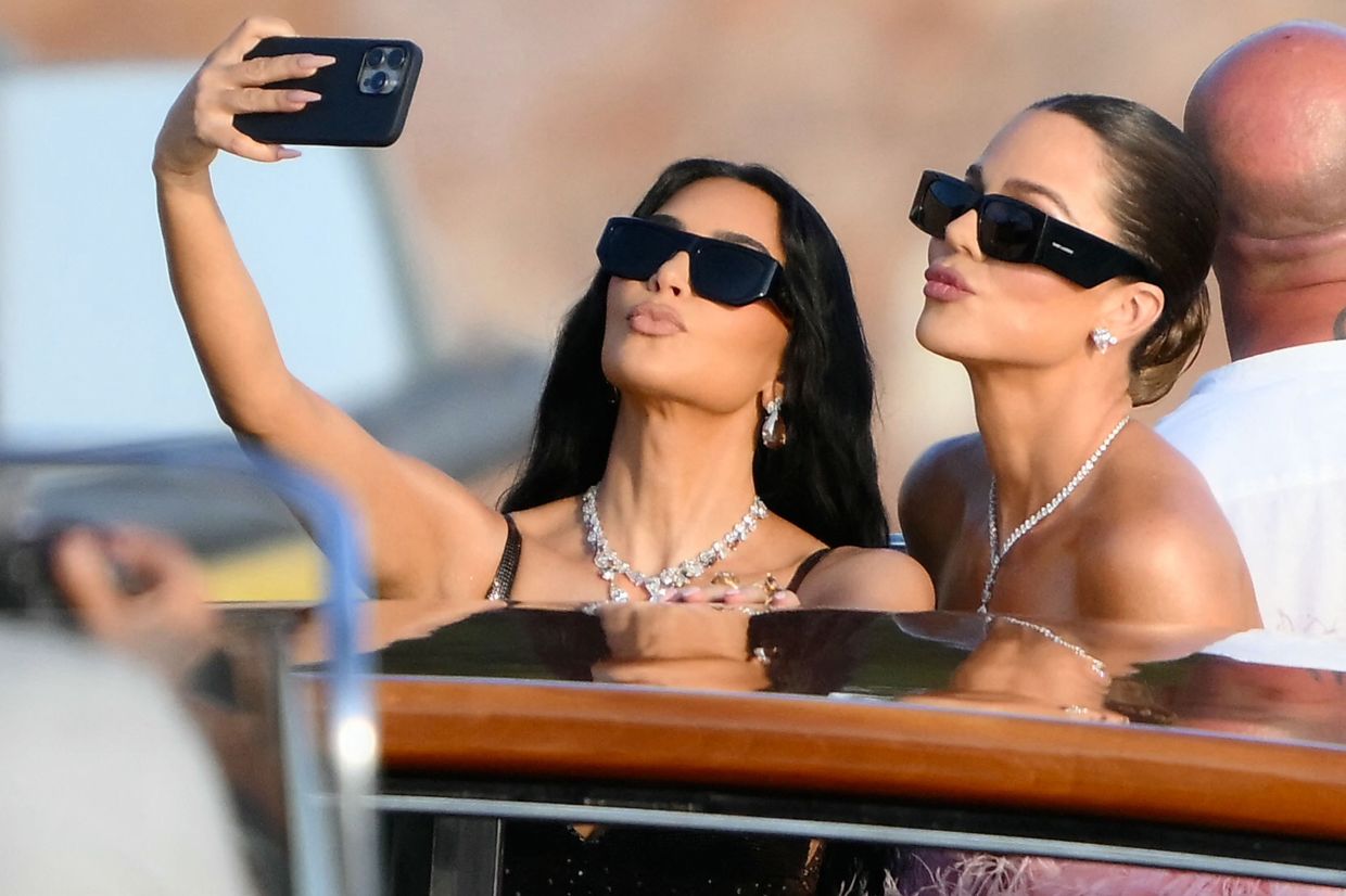 Kim Kardashian (left) and Khloe Kardashian snap a selfie as they arrive at San Giorgio Maggiore on the wedding day of Amazon founder Jeff Bezos with Lauren Sanchez, in Venice on June 27, 2025. Photo: AFP