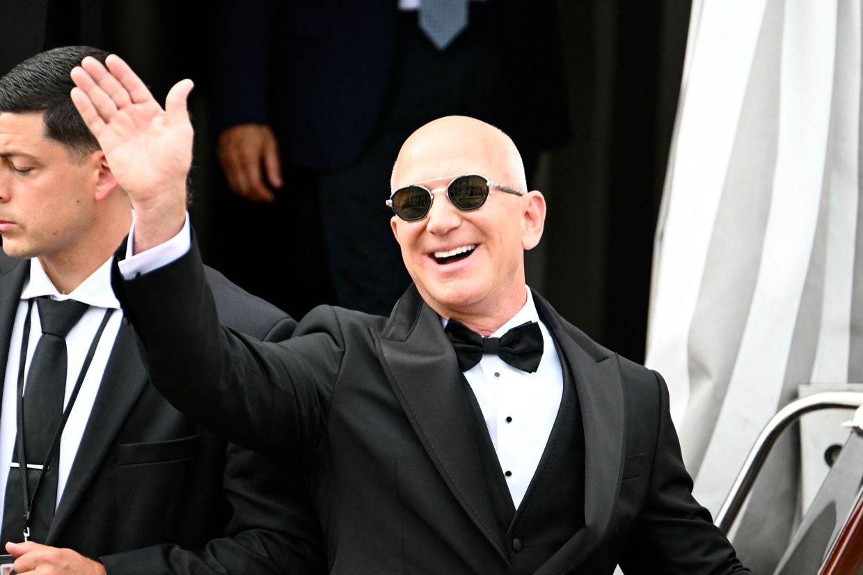 In 2019, Jeff Bezos announced he was divorcing his first wife, MacKenzie Scott, just before the National Enquirer published a story about an affair with Lauren Sanchez. Photo: AFP
