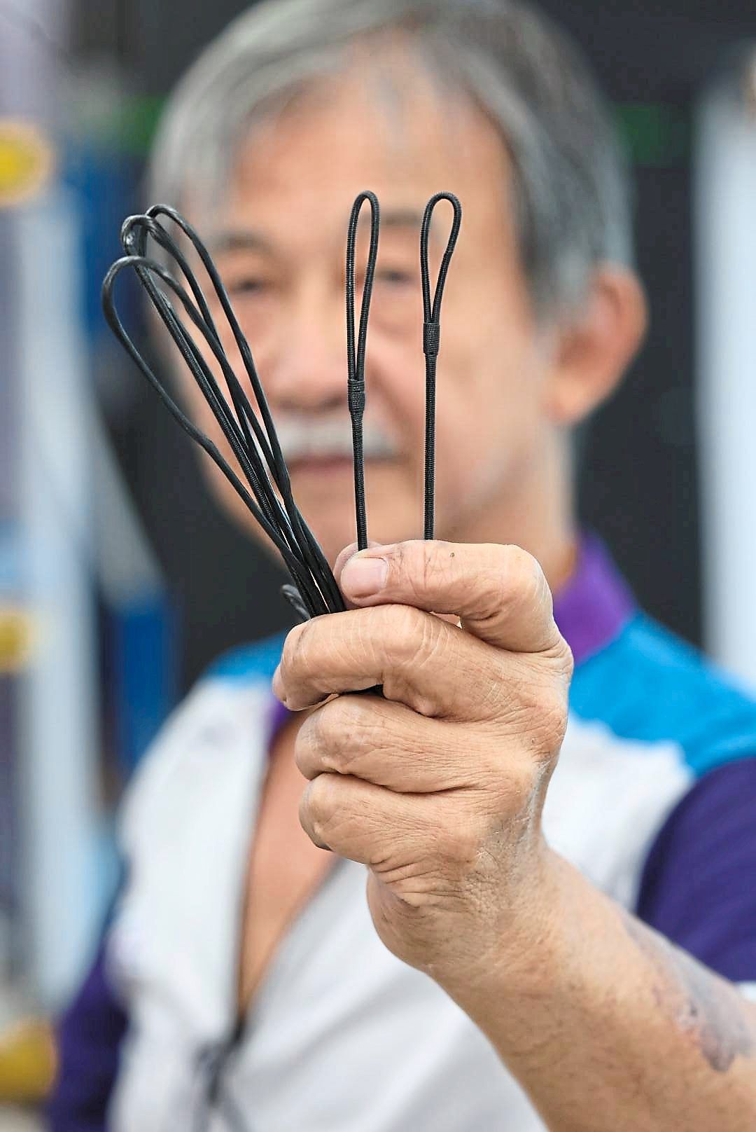 The final product, looped and sealed, ready to breathe life into a waiting bow.