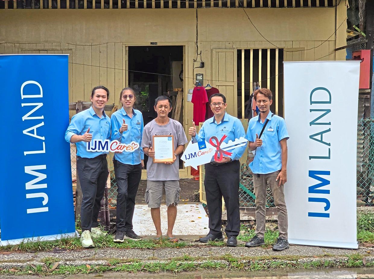IJM Land team with Wong (middle) at his renovated home in Sandakan.