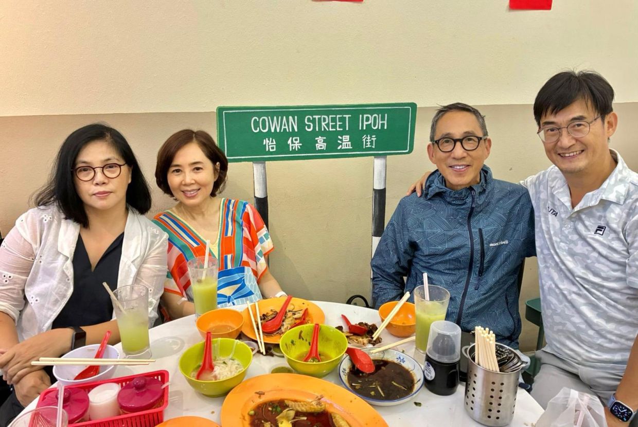 Cheung (2nd from right) enjoyed a meal with friends at a restaurant in Ipoh, Perak.